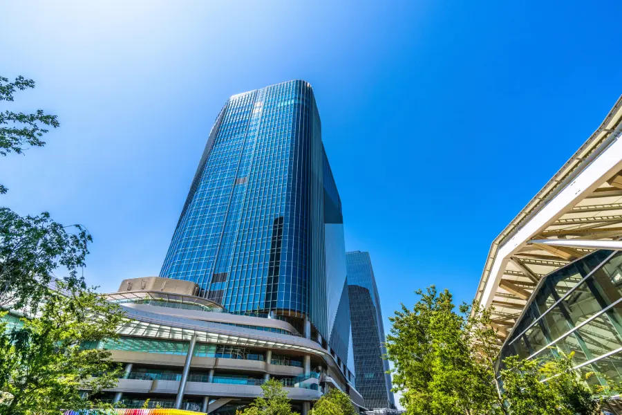 青空の下に立つTHE LINKPILLAR1の写真