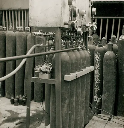 屋外に設置された、初期のCO₂気化器（第1世代）が組み込まれた高圧ガス供給装置の全体像。