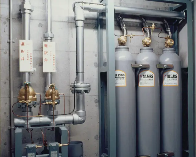 ハロン代替消火剤を使用した消火システムNF1300の集合装置