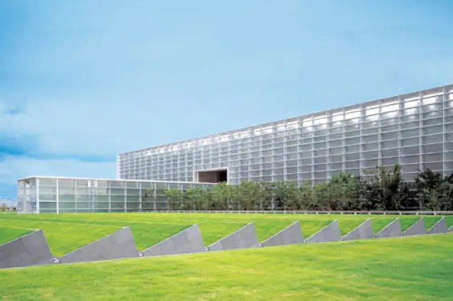 青空の下に広がる国立国会図書館 関西館の壮大な外観の写真