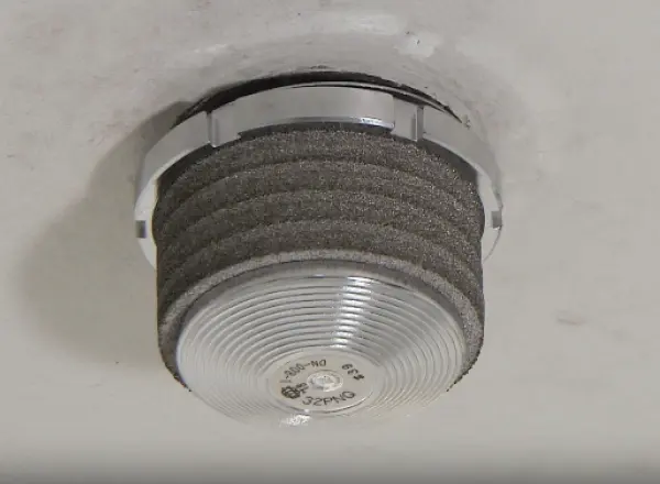 「Zephyr」と呼ばれる、天井に取り付けられた円形の噴射ヘッド。